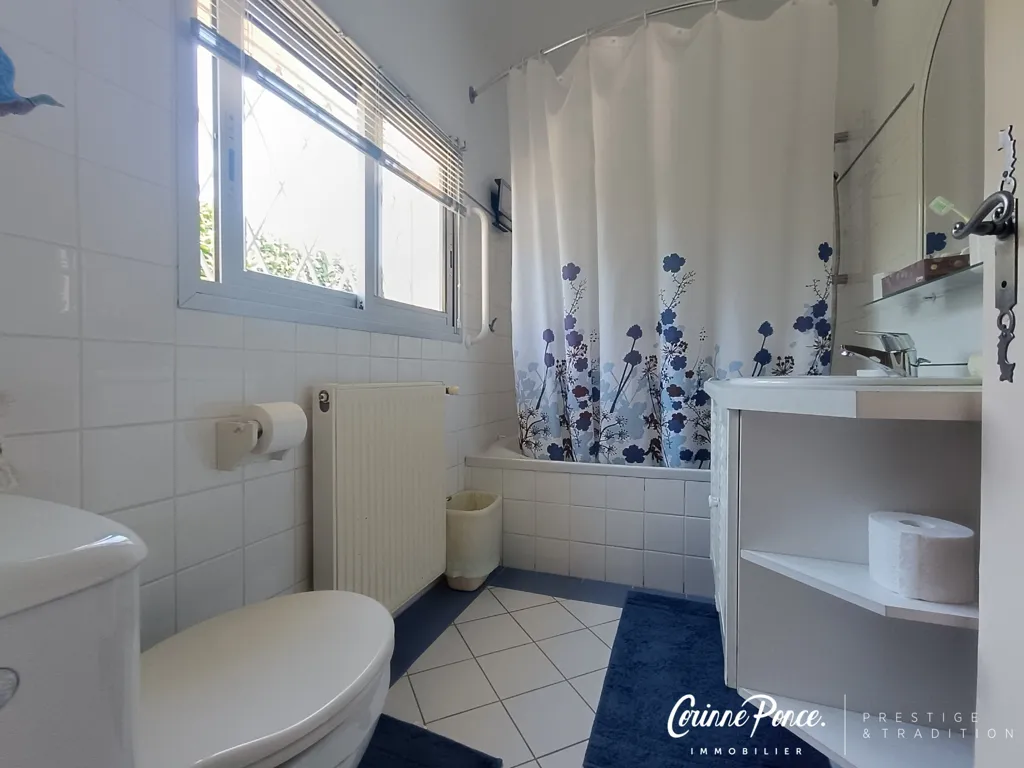 Salles de bain - Villa de Plain-Pied avec Piscine à Garons