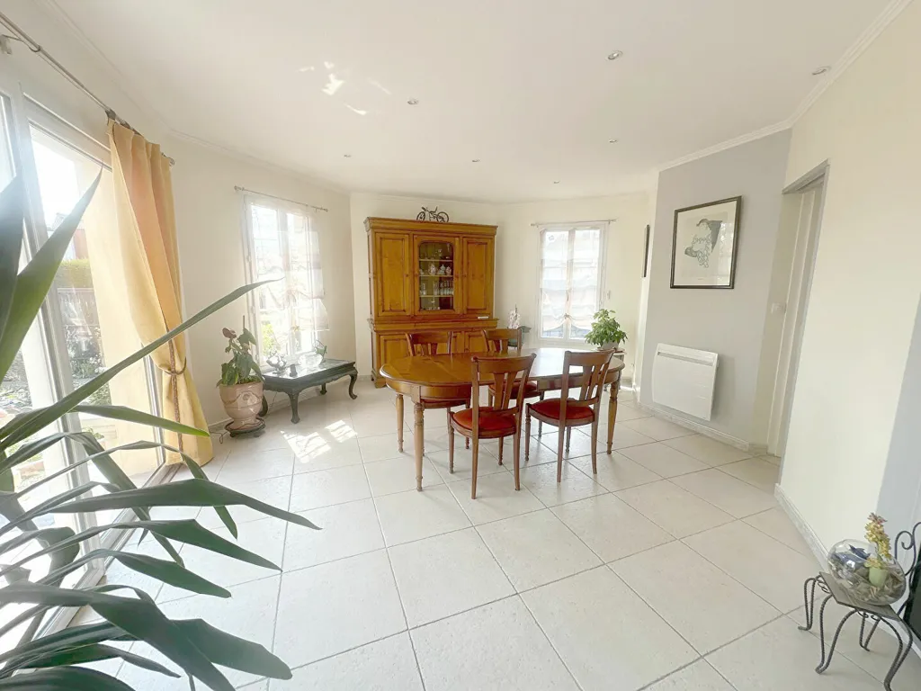 Salle à manger - Maison de Plain-Pied avec Jardin à Saint-André-des-Eaux