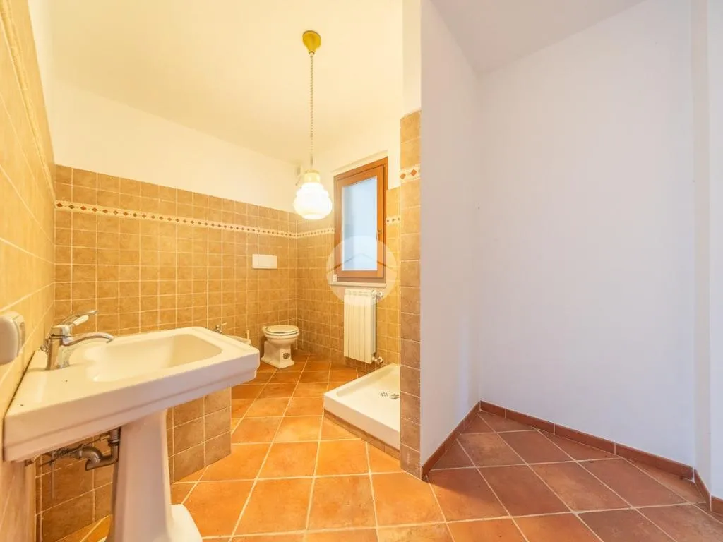 Salles de bain - Versatile Villa with Olive Grove in Guidonia Montecelio