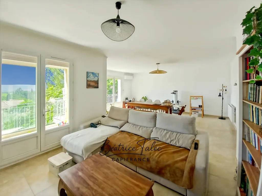 Soggiorno - Renovated 4-Bed Apartment with Panoramic View in Puyloubier