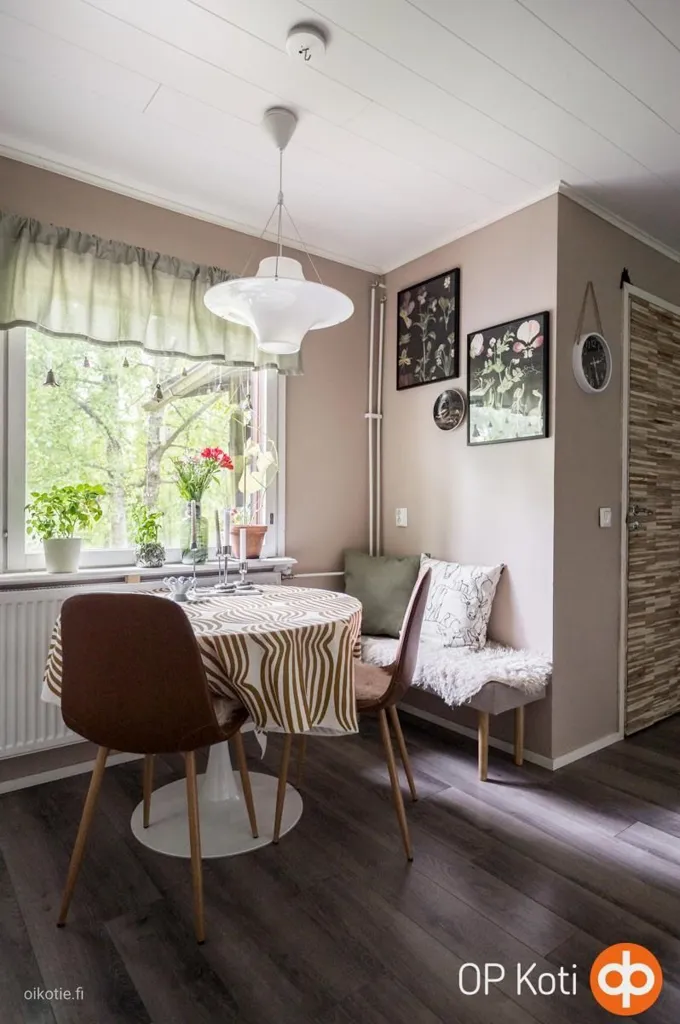 Salle à manger - Rustic House with Large Garage in Quiet Area