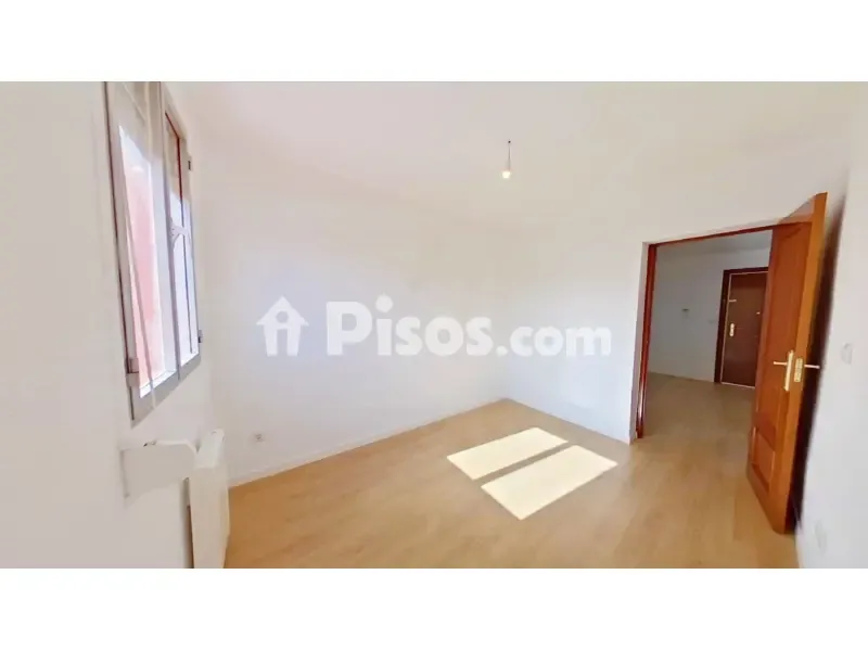 Toad - Three-Bedroom Flat with Ascensor in Puente de Vallecas