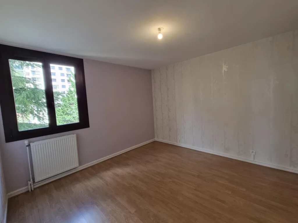 Pièces - Appartement T4 avec Balcon en Copropriété à Paris