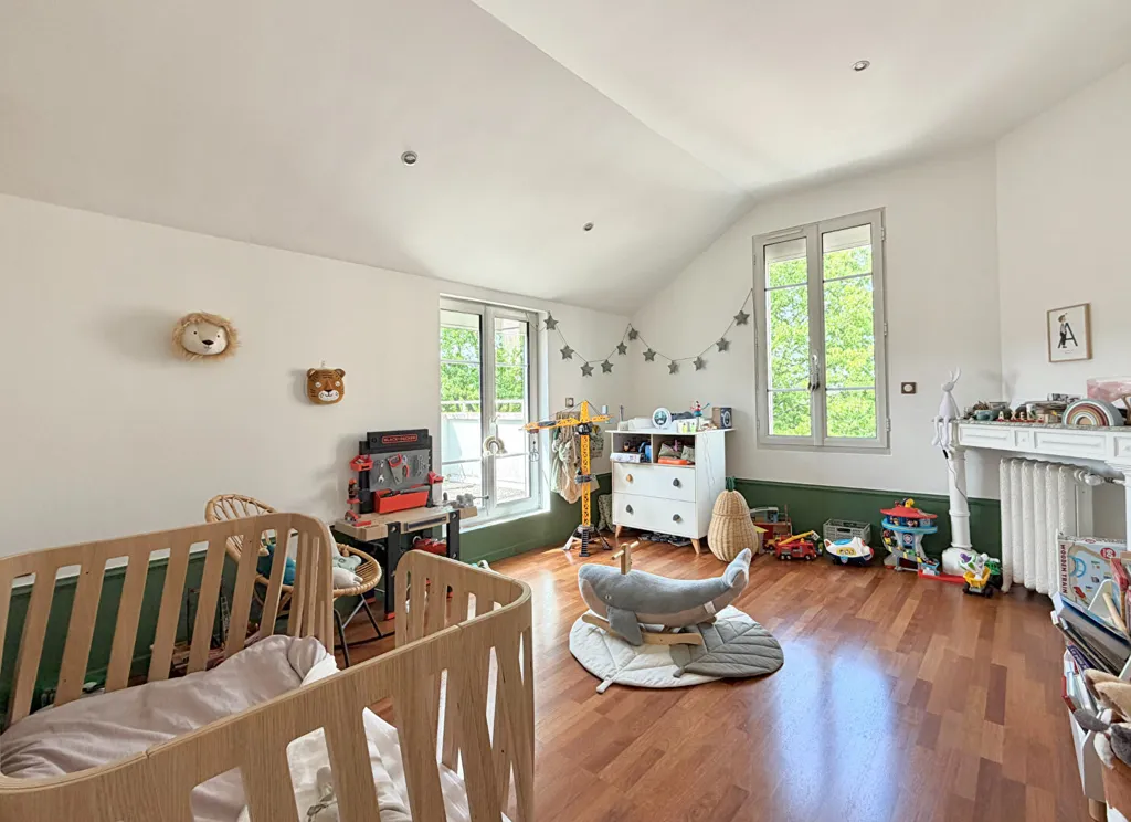 Magamistoad - Eiffel-Style House with Pool in Prestigious Area