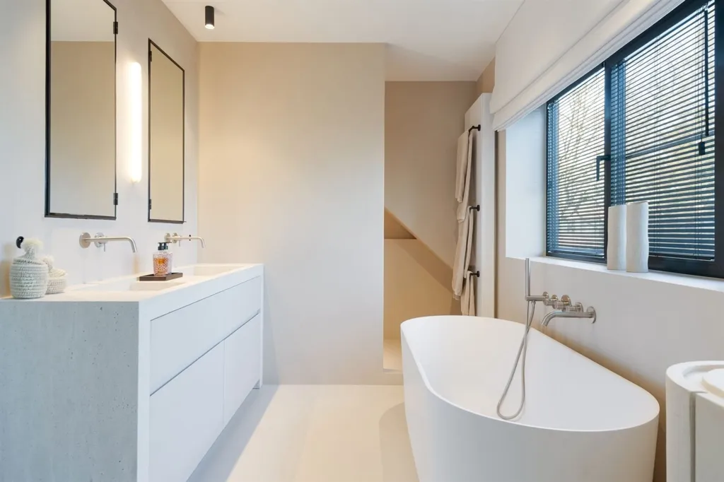Salles de bain - Villa rénovée avec poolhouse à top location