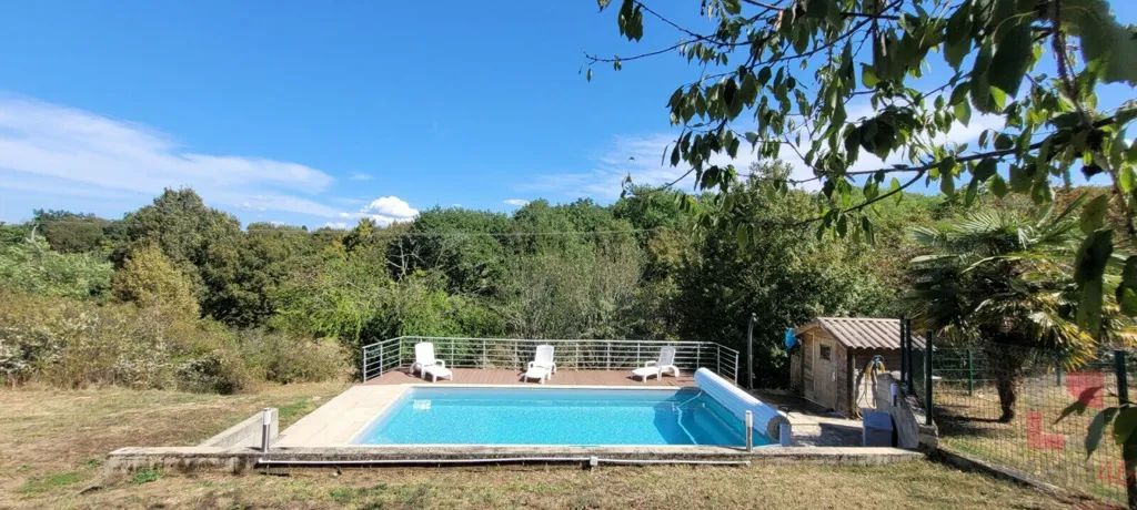 Piscine - Maison de Plain-Pied avec Piscine à Puy-l'Évêque
