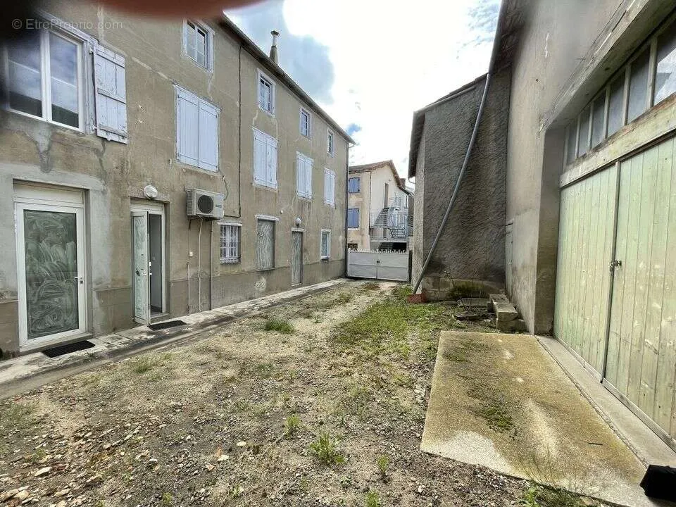 Jardin - Ensemble Commercial et Habitation avec Grange à Randan