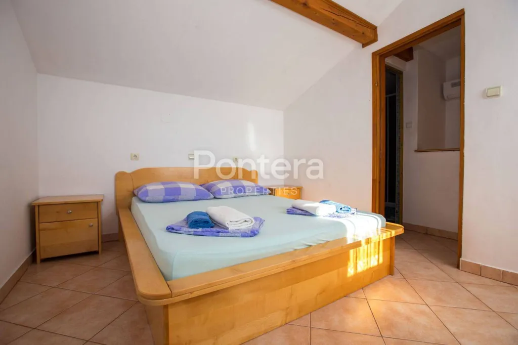 Magamistoad - Large Apartment House with Private Garden in Rab