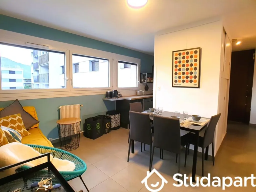 Söögituba - Shared Flat with South-Facing Balcony in Grenoble