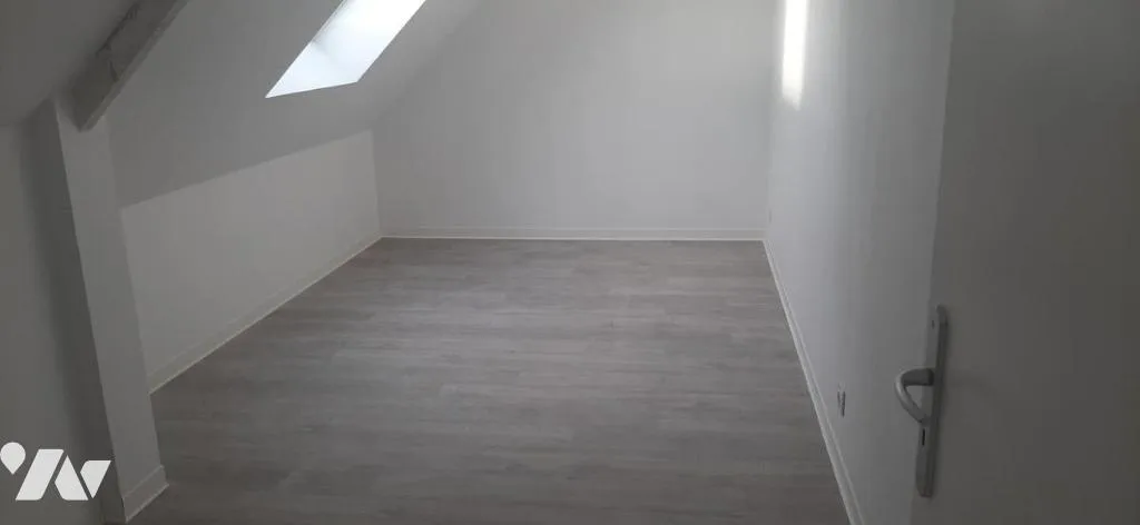 Rooms - 3-Bedroom Apartment with Parking in Évrecy