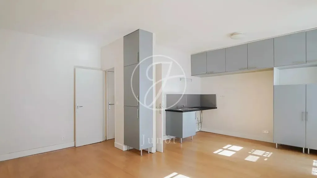 Kitchen - 4-Piece Apartment with Courtyard View in Paris 75011