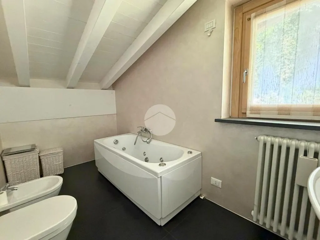 Salles de bain - Refined Two-Level Apartment with Lake View in Sarnico