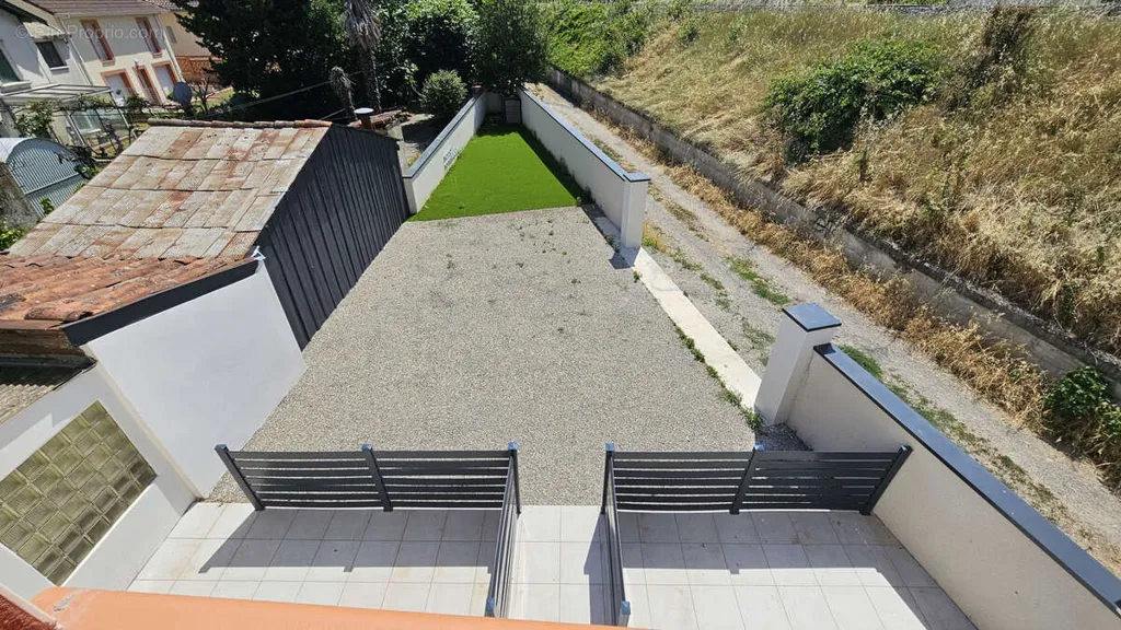 Giardino - Refurbished 2-Bed Flat with Parking in BUSCA