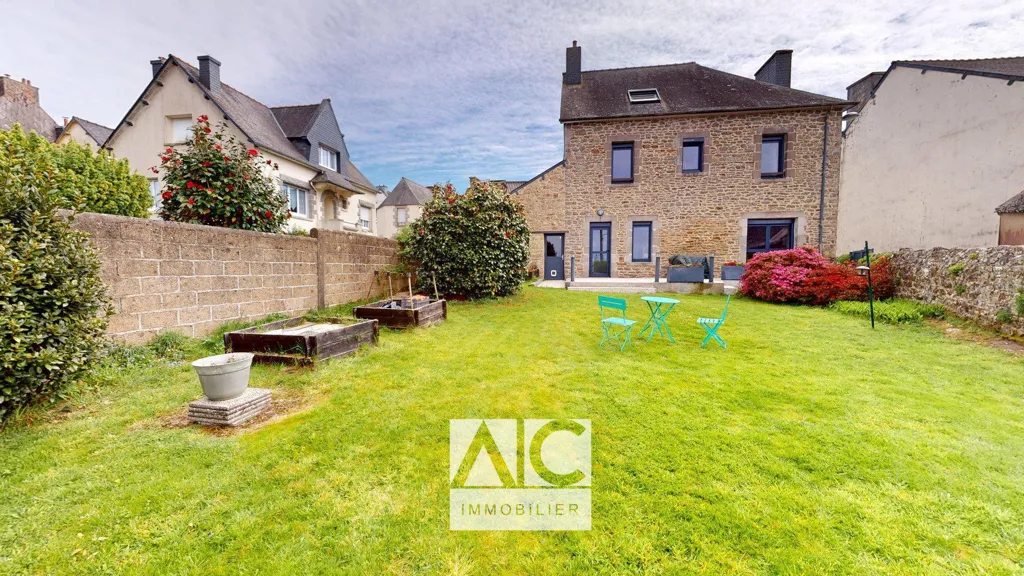 Aed - 8-Piece House with Terrace in Rostrenen