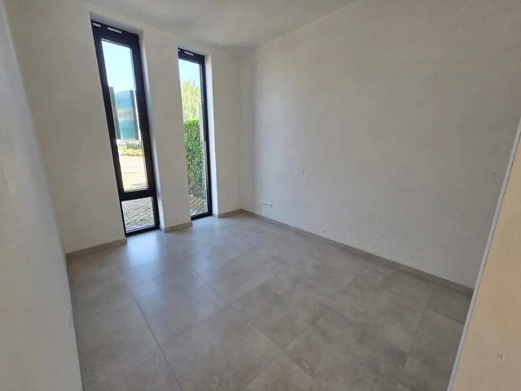 Pièces - Maison semi-détachée avec terrasse et jardin à proximité
