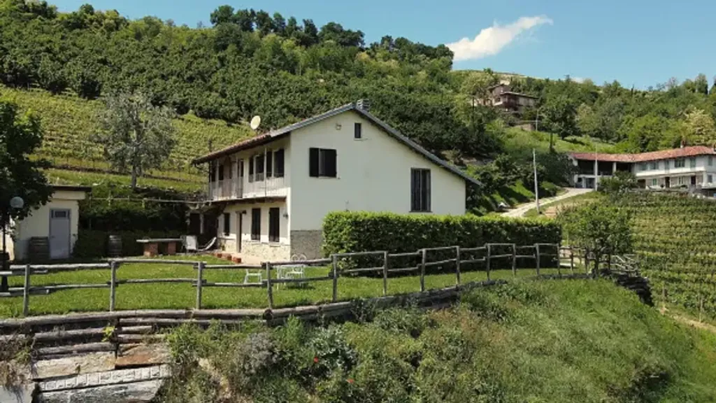 Exterior - Rustic Cascina with Garden in Diano d'Alba