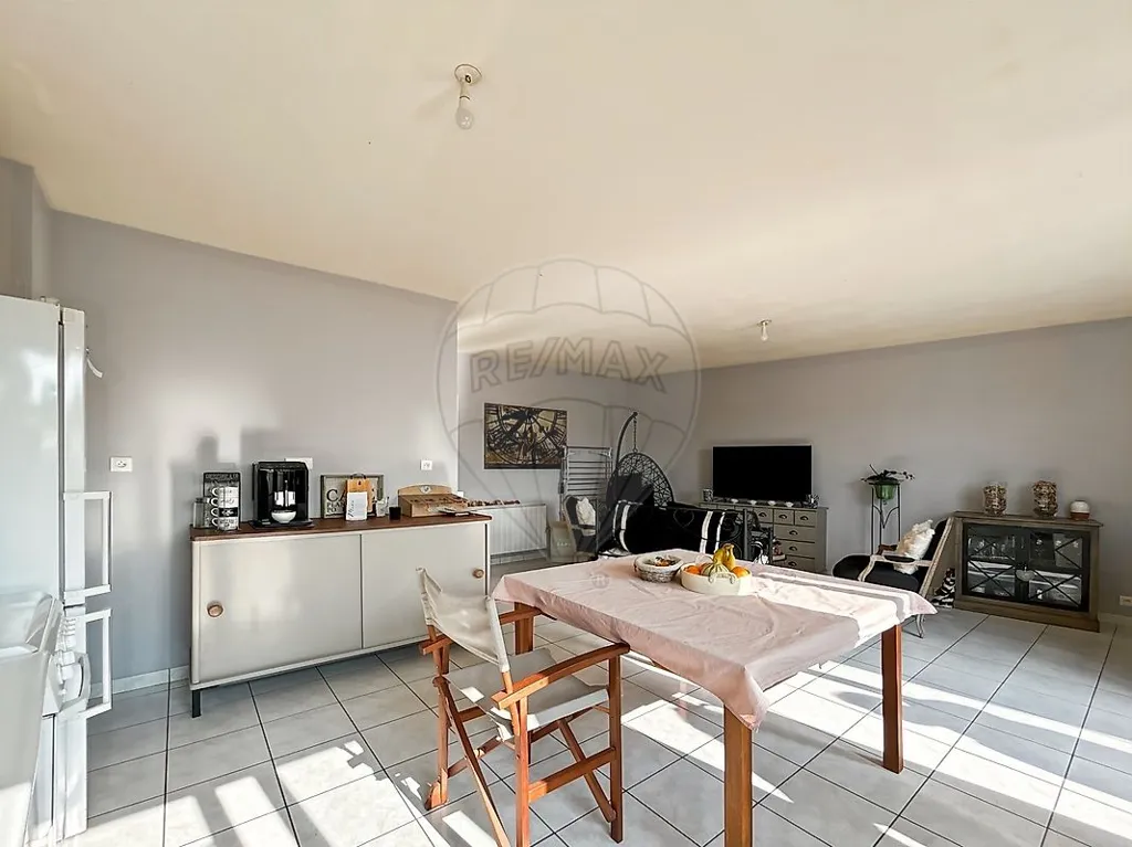 Salle à manger - Maison de 4 Chambres avec Garage à Proximité