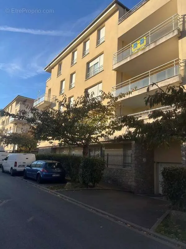 3-Bed Apartment with Terrace in Corbeil-Essonnes