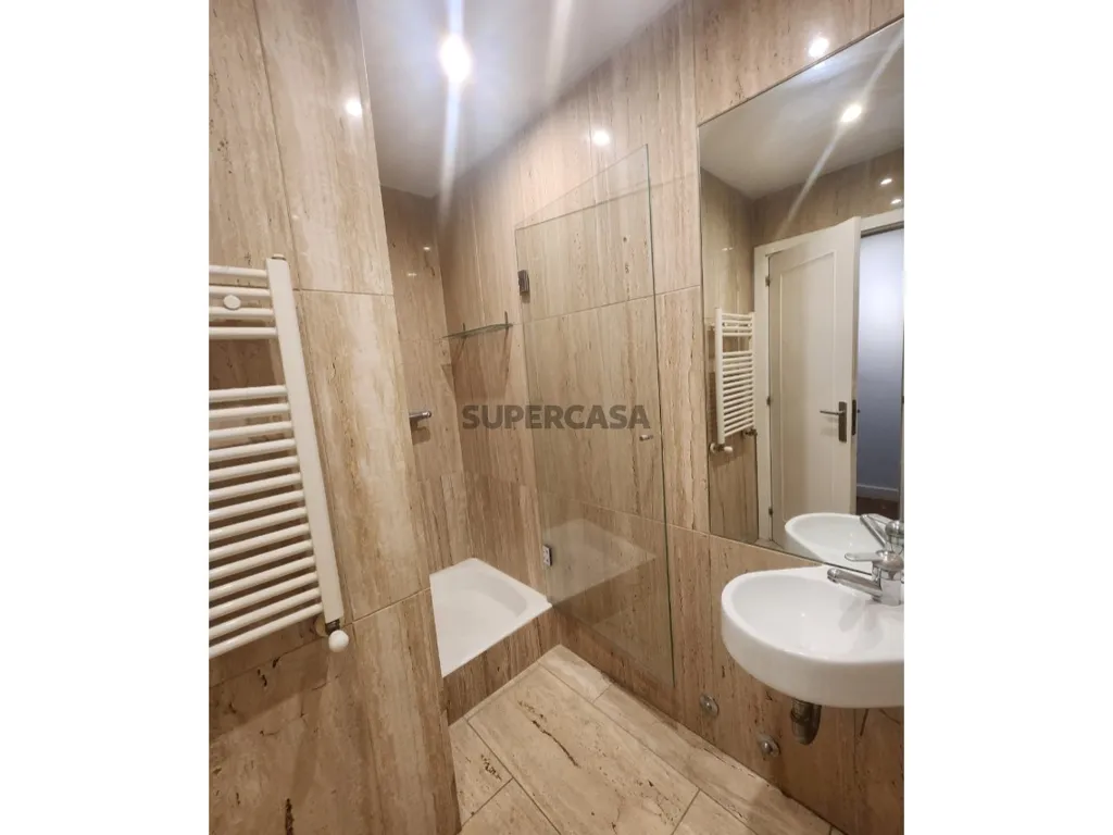 Salles de bain - Apartment with Garage near Lordelo do Ouro