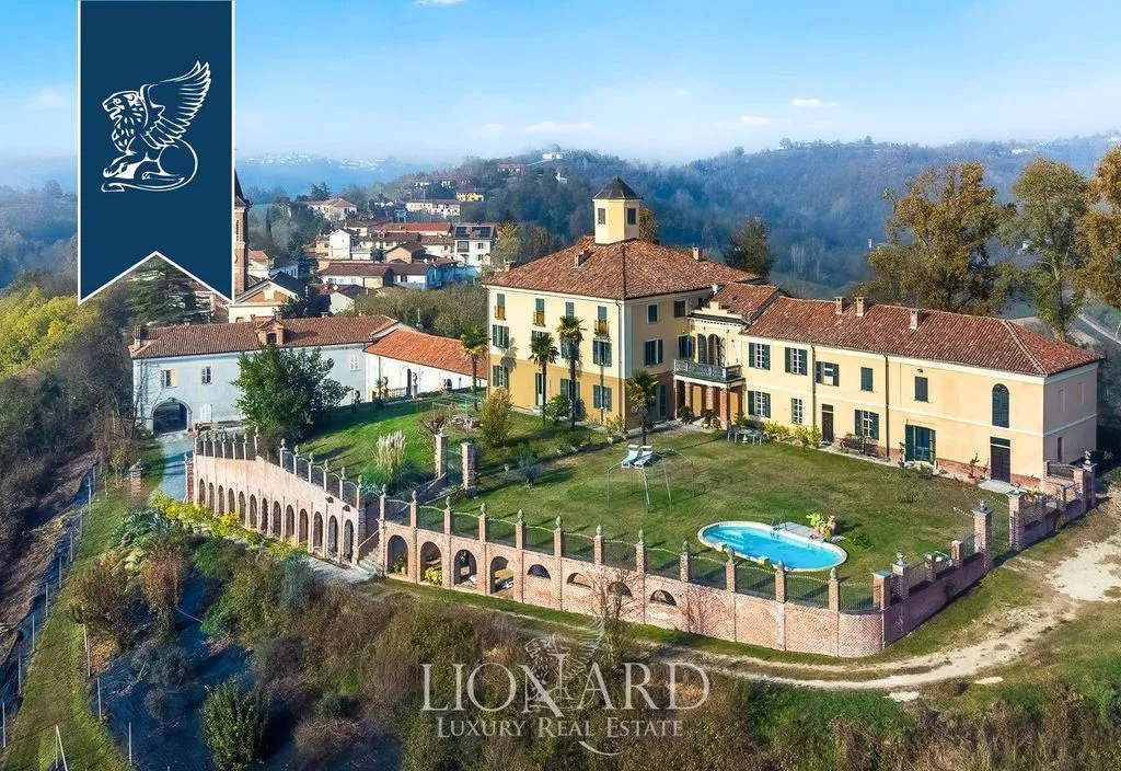 Vue aérienne - 17th-Century Castle with Pool in Monferrato