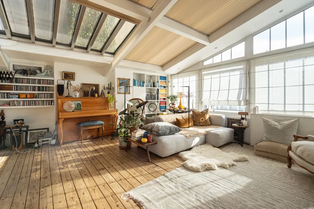 Soggiorno - Penthouse with Terrace Potential in 11th Arrondissement