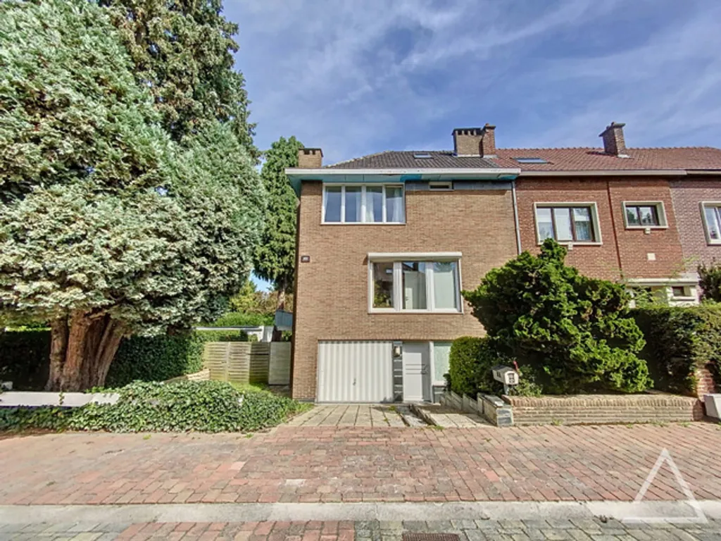 Extérieur - Maison avec Jardin et Garage dans un Cul-de-Sac Vert
