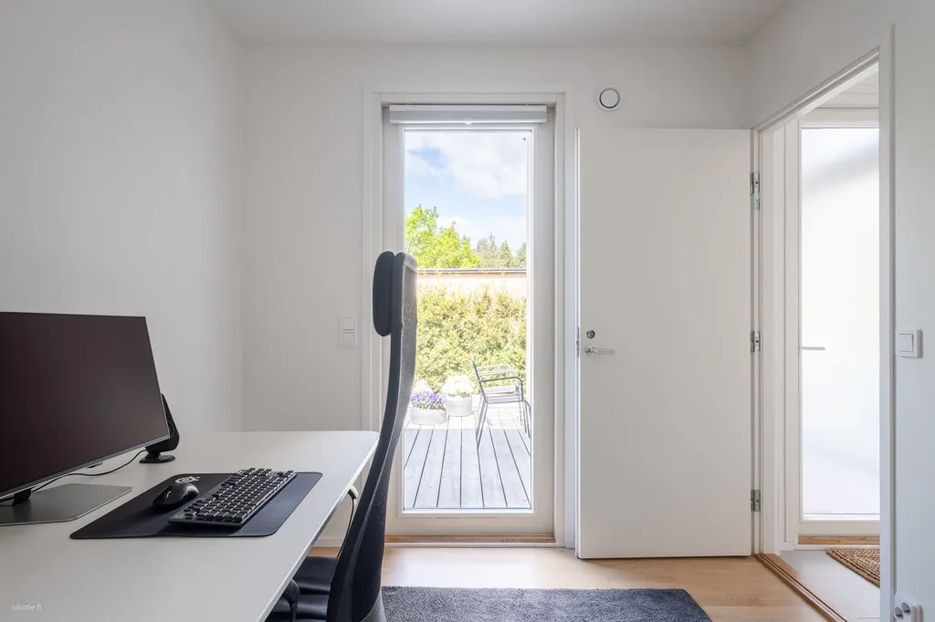 Bureau - Modern Flat with Garden in Ylästö, Vantaa