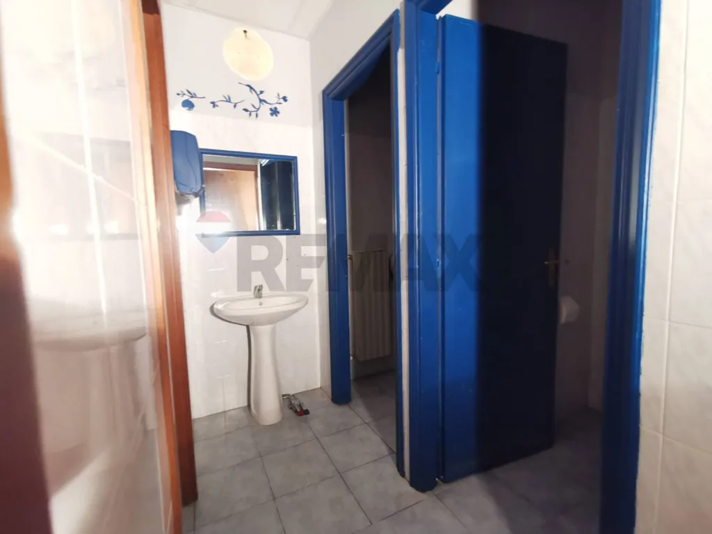 Vannitoad - Commercial Space with 5 Frontage Windows in Biella