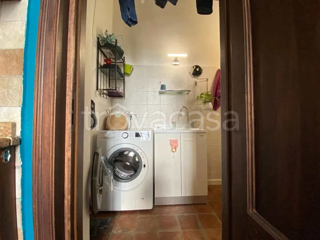 Utility Room - Rustic Villa-Style Apartment with Garden in Moncalieri