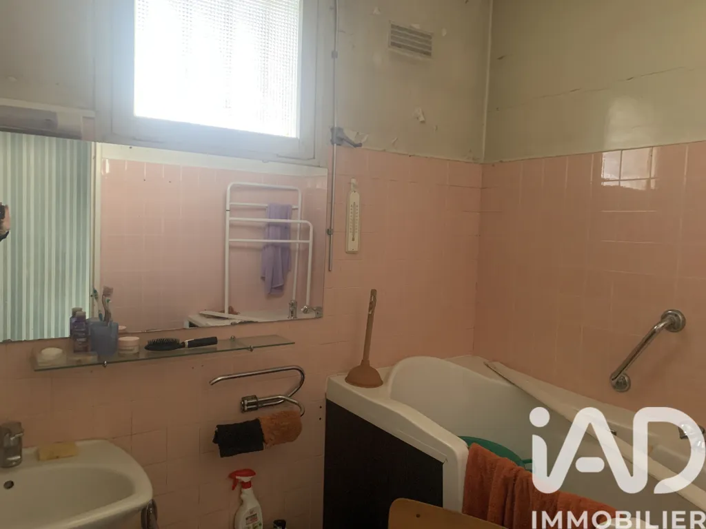 Salles de bain - Maison de Plain-Pied avec Jardin à Levroux