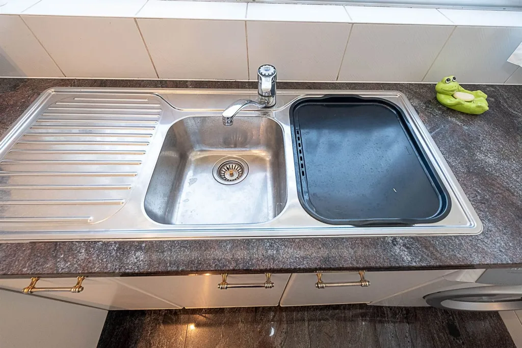 Kitchen - 2-Bedroom Apartment with Terrace in Antwerp
