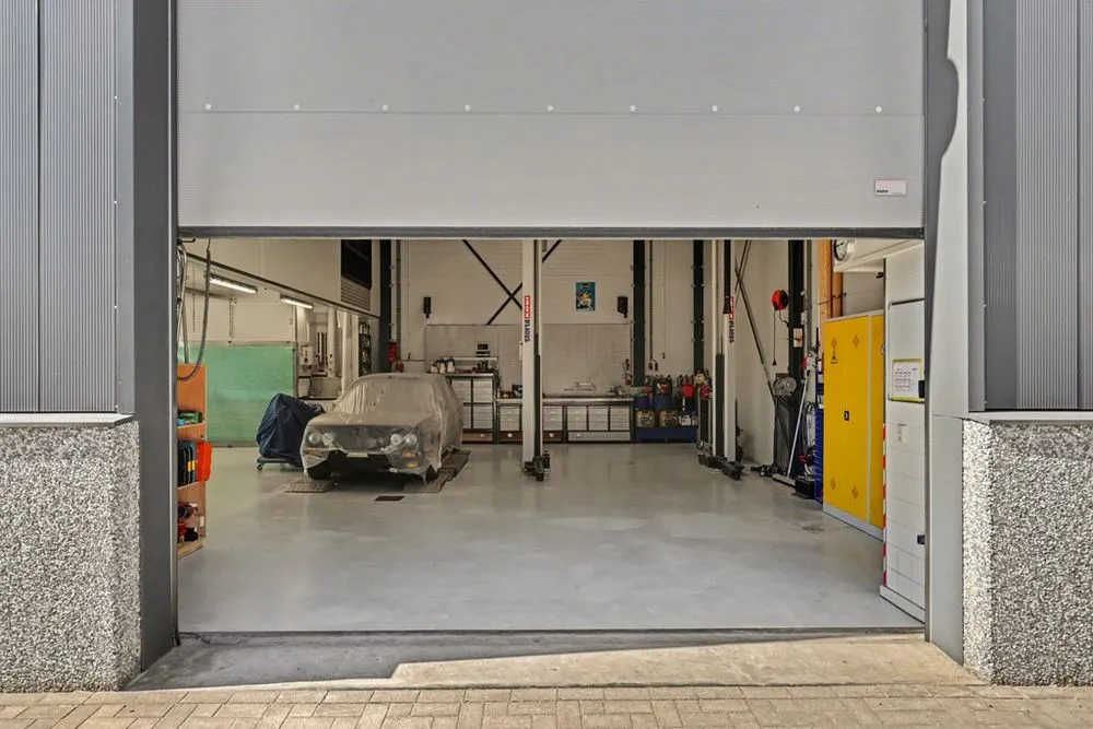 Garaaž - Commercial Unit with Secure Outdoor Space in Strijen