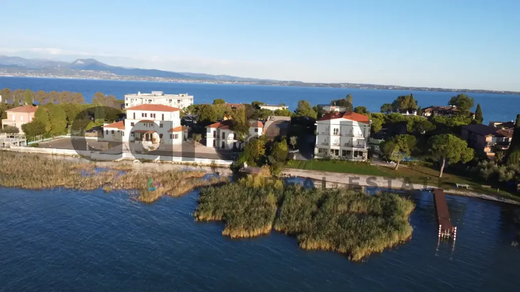 Õhuvaade - Lakefront Bilocale with Garden in Sirmione