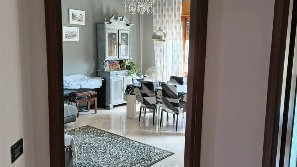 Salle à manger - Rustic-Style Flat with Ascender in Suzzara