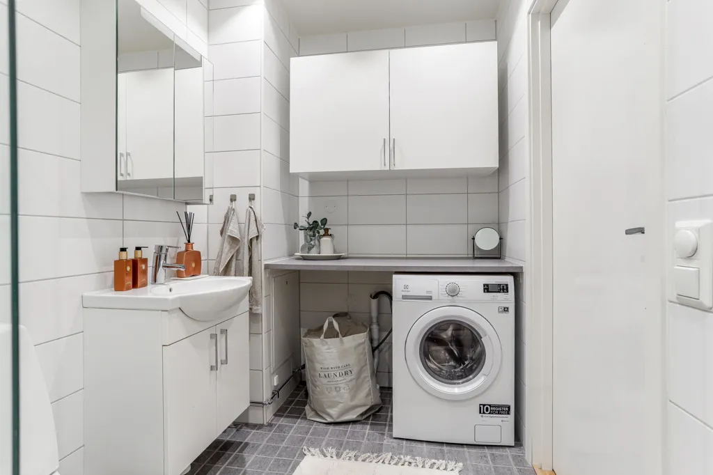 Bathrooms - Apartment with Large Windows in Mariehöjd