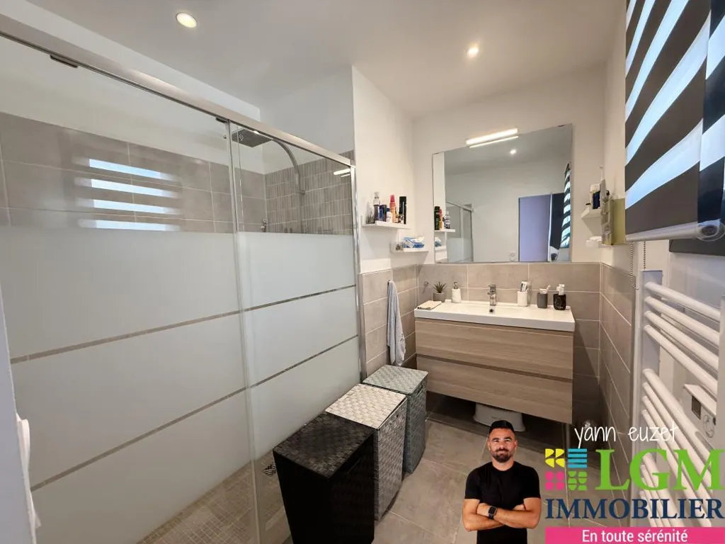 Bathrooms - Contemporary House with Pool in Boisseron
