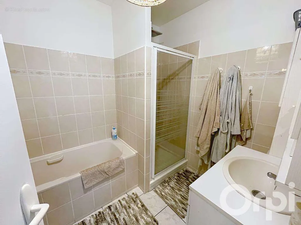 Salles de bain - Immeuble Mixte avec Atelier et Appartement Loué à Saulx-les-Chartreux