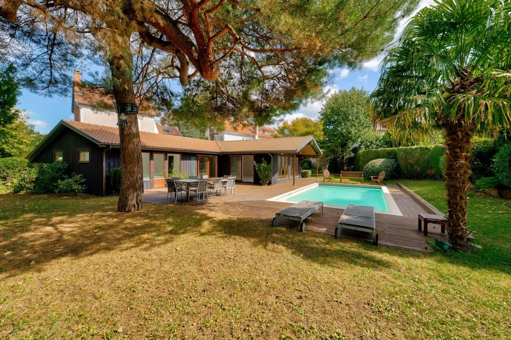 Bassein - Unique 7-Piece House with Pool in Vaucresson