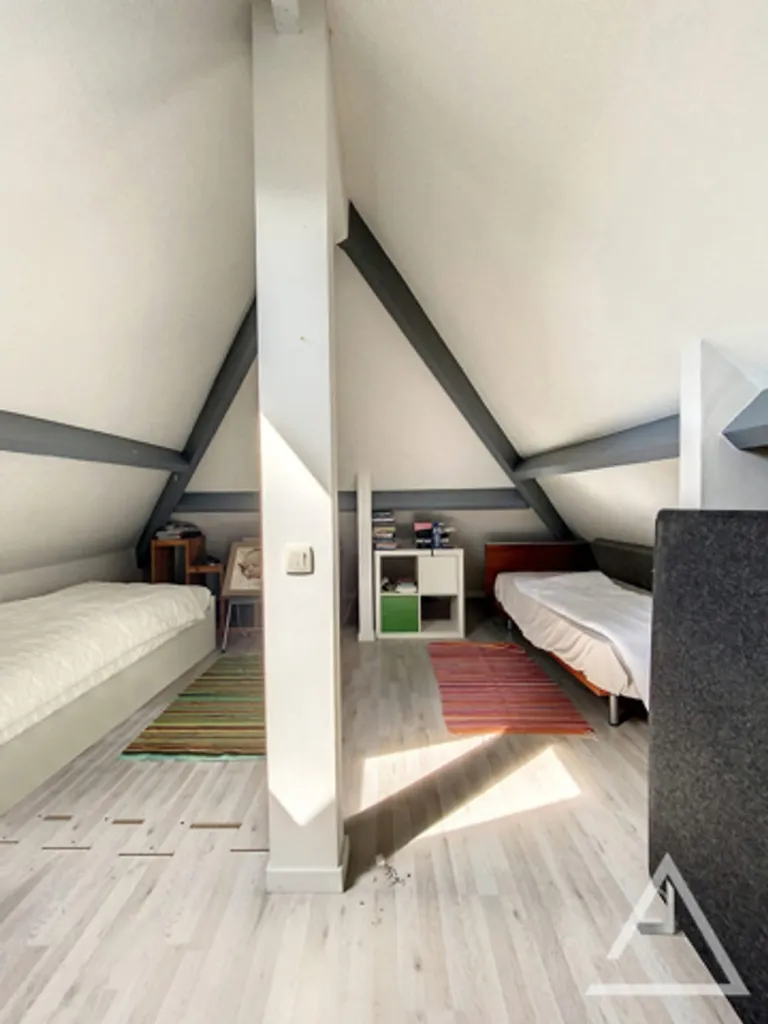 Pièces - Maison avec Jardin et Garage dans un Cul-de-Sac Vert