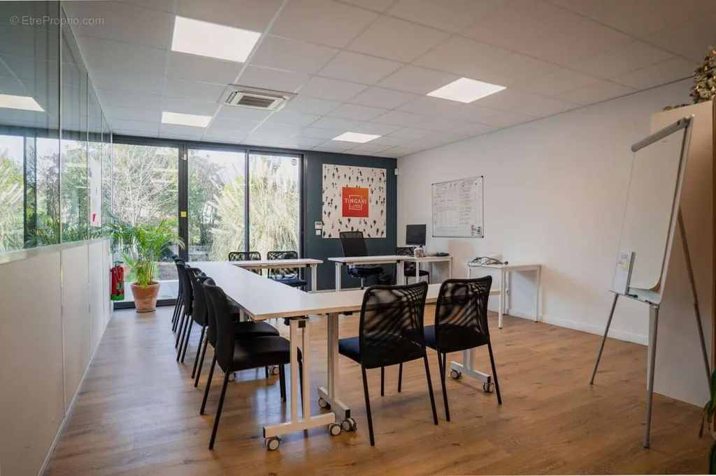 Kabinet - Office Space with Terrace in Cenon