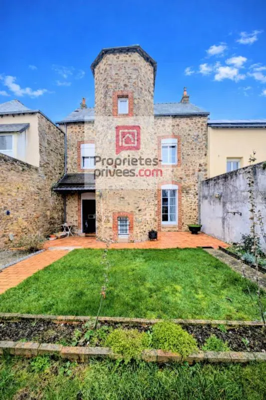 Jardin - Maison de village avec tour en pierre à Cosse Le Vivien