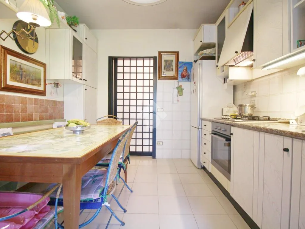 Cuisine - 4-Bedroom Apartment with Private Garden in Prato