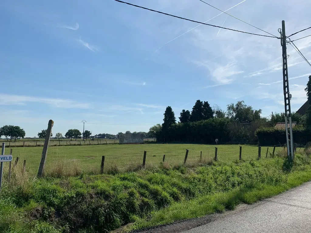 Aed - Renovatable House with Rural View in Ichtegem