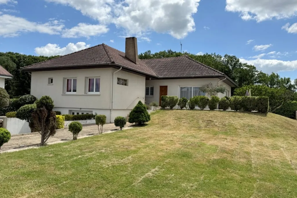 Välivaade - Charming Villa with Castle View in Pierre-de-Bresse