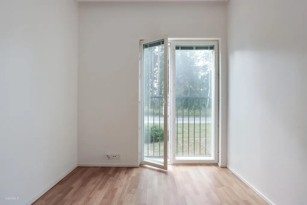 Pièces - Efficiently Designed Apartment with French Balcony in Järvenperä
