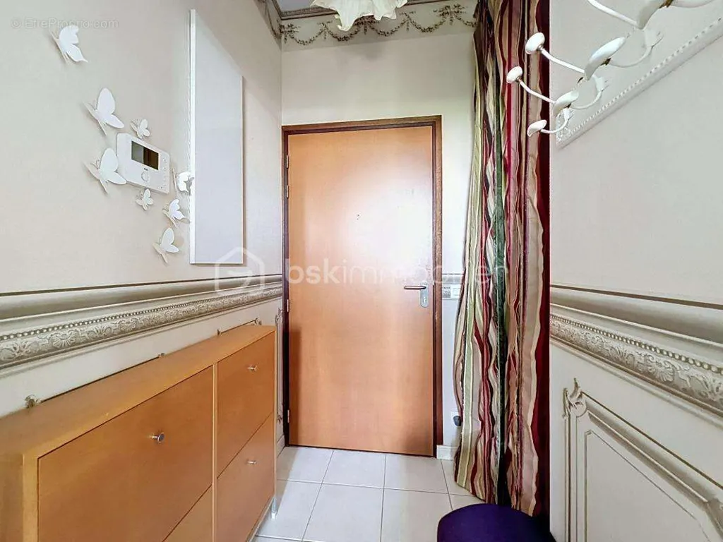 Entrée - Studio Meublé avec Ascenseur au Secteur Mémorial