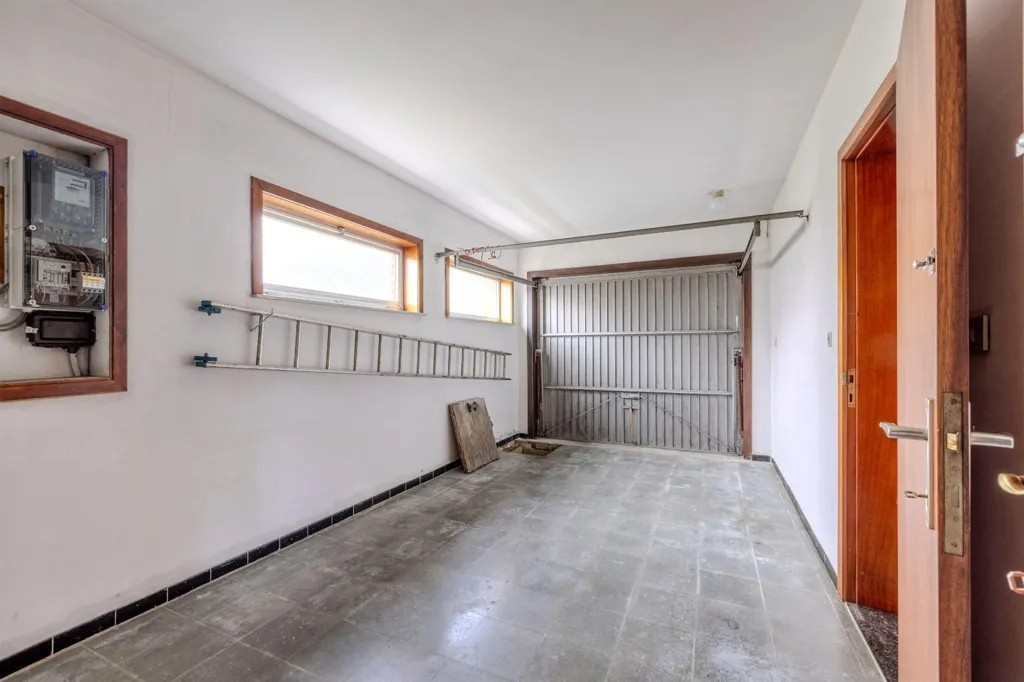 Garage - Maison à Renover avec Jardin et Terrasse à Putte