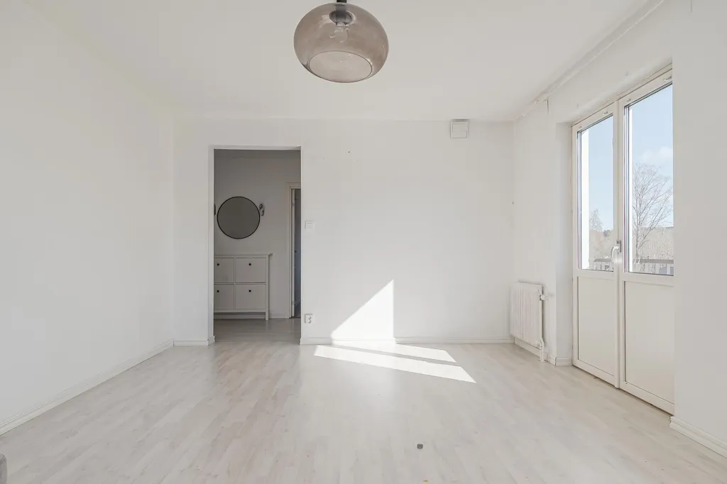 Toad - Modernised Two-Bedroom Flat with Balcony in Johannedal