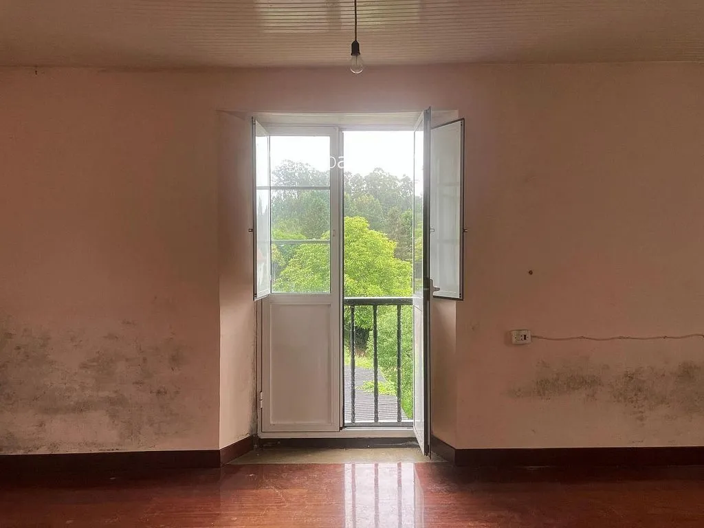 Pièces - Detached House with Balcony in Abegondo
