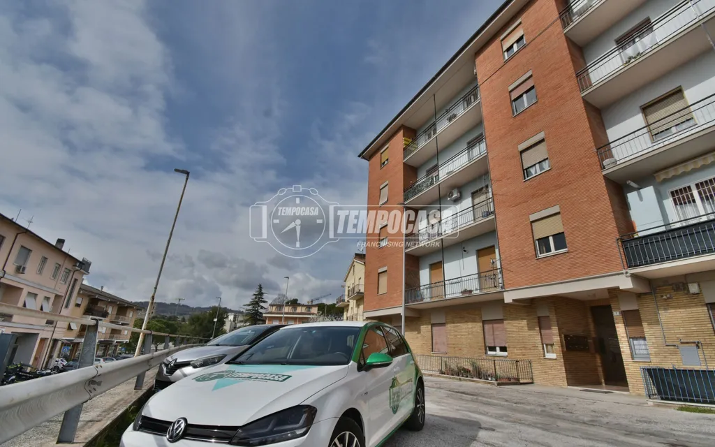 Esterno - Duplex con due balconi in zona semicentrale a Tolentino